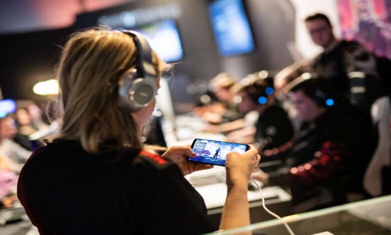 Explore Why the Mobile Online Gaming Industry is Gaining More and More Popularity